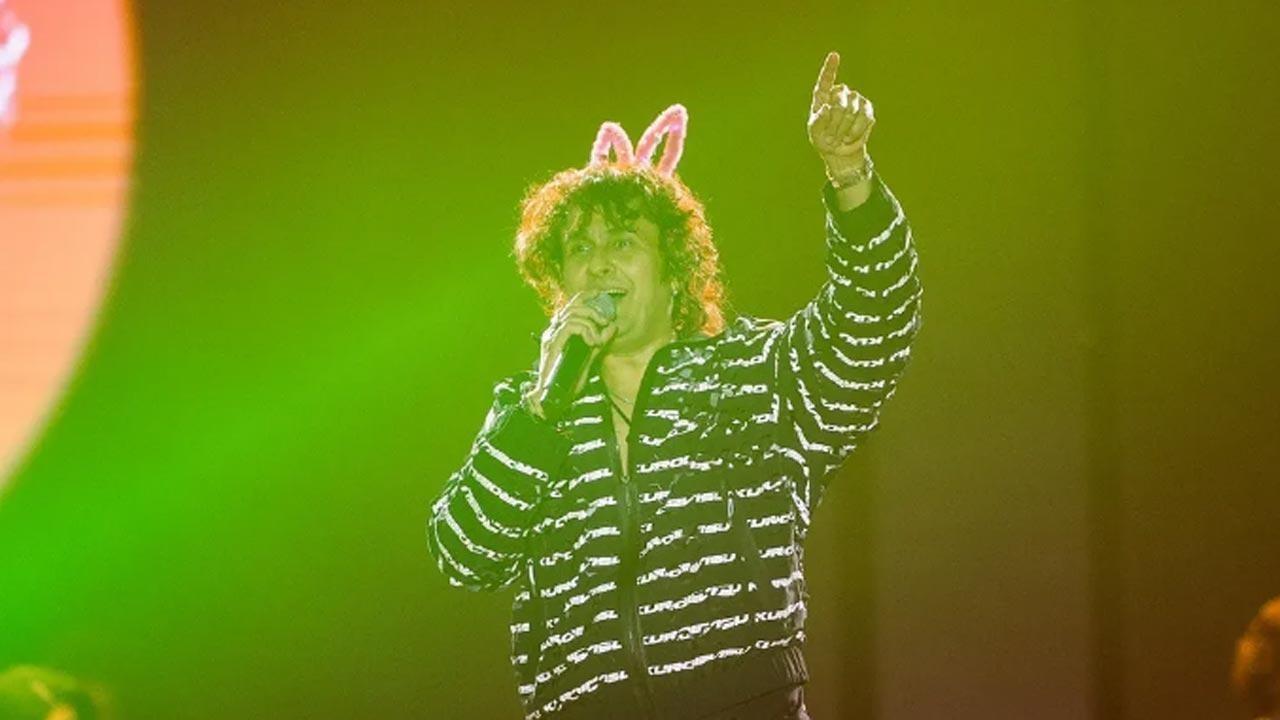 Sonu Nigam issued a clarification on the incident and revealed the items that were hurled at him on stage while performing at the Delhi Technological University. Read full story here