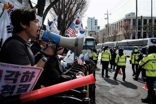 Supporters claimed that shadowy forces had corrupted South Korea’s institutions and rigged the parliamentary elections in 2020 and 2024, echoing rhetoric seen in other political protests globally. The pro-Yoon movement includes strong evangelical Christian elements, with influential pastors such as Jeon Kwang-hoon stating that the right to resist 