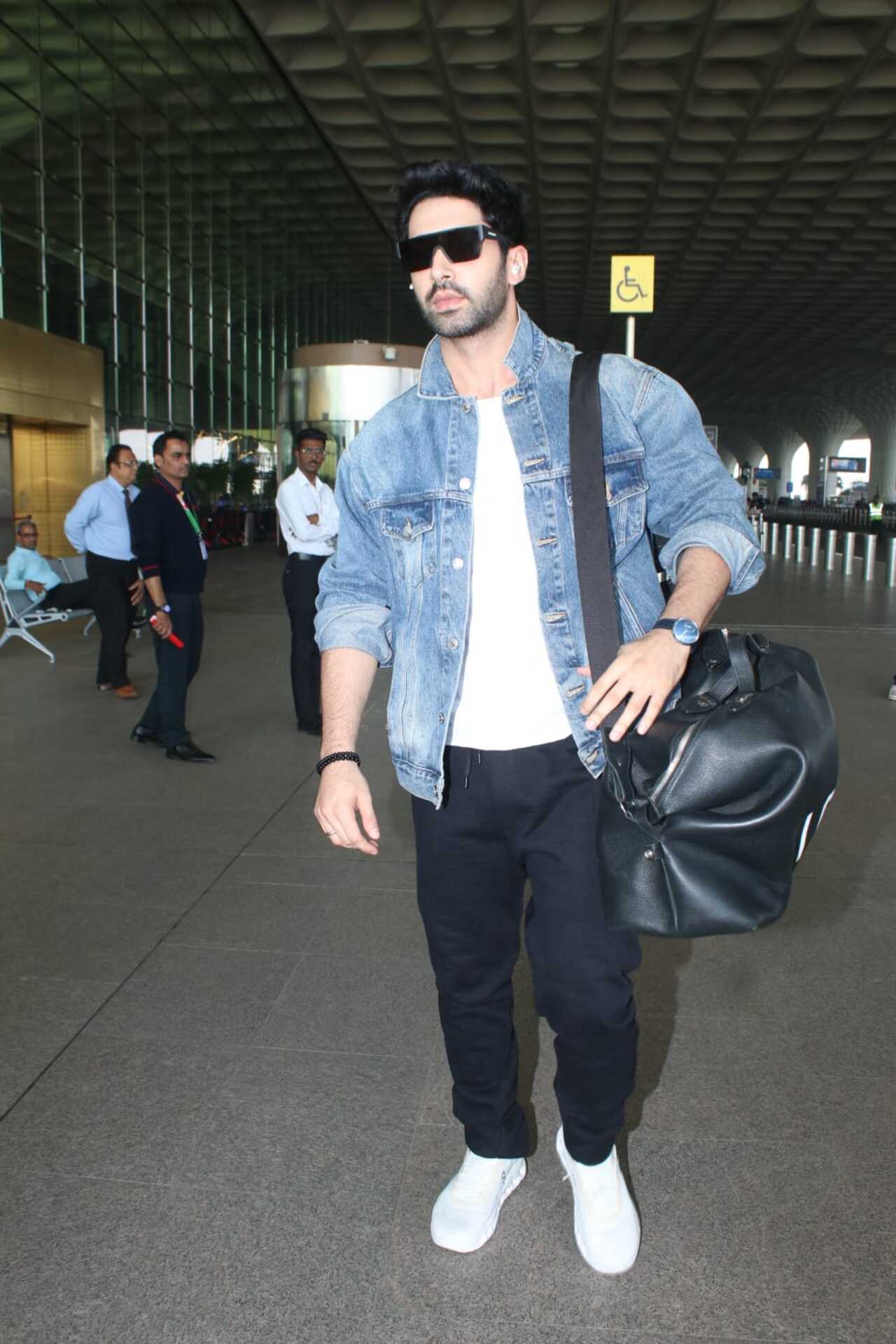 Singer Armaan Malik exuded swag in his casual avatar at the airport.