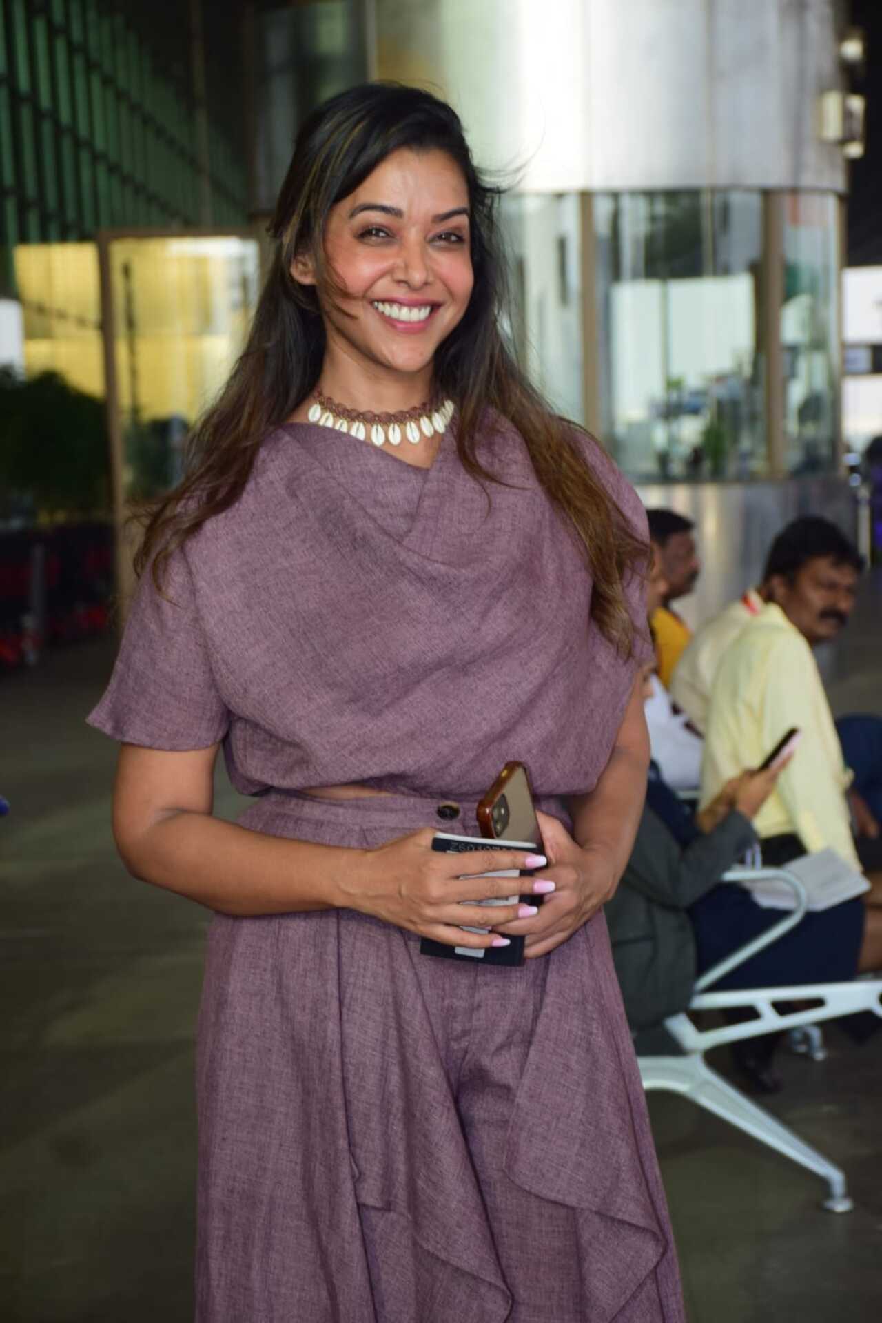 Anupriya Goenka was all smiles as she posed for the paparazzi.