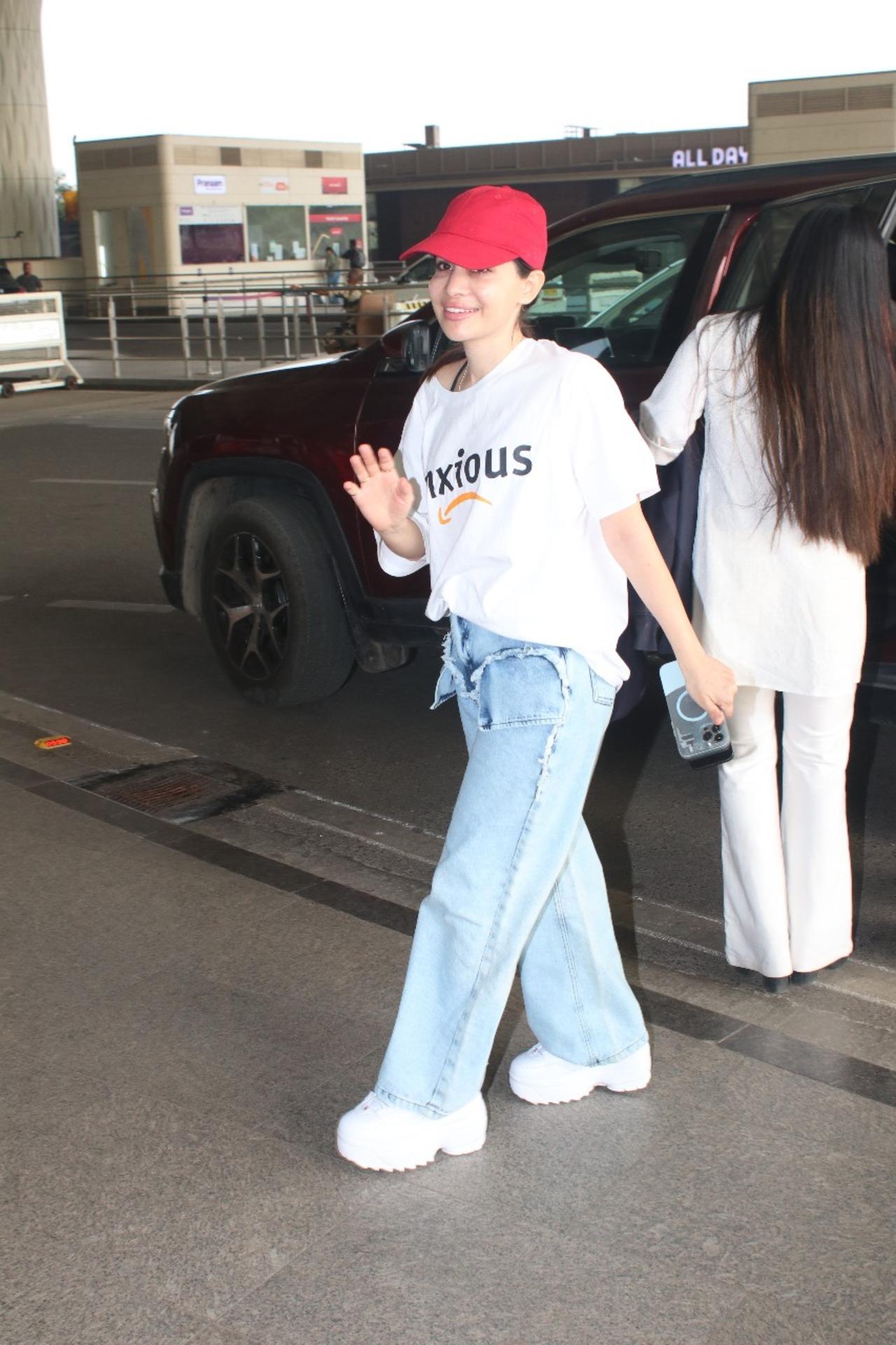 Social media sensation Uorfi Javed also opted for a casual fit at the airport. 