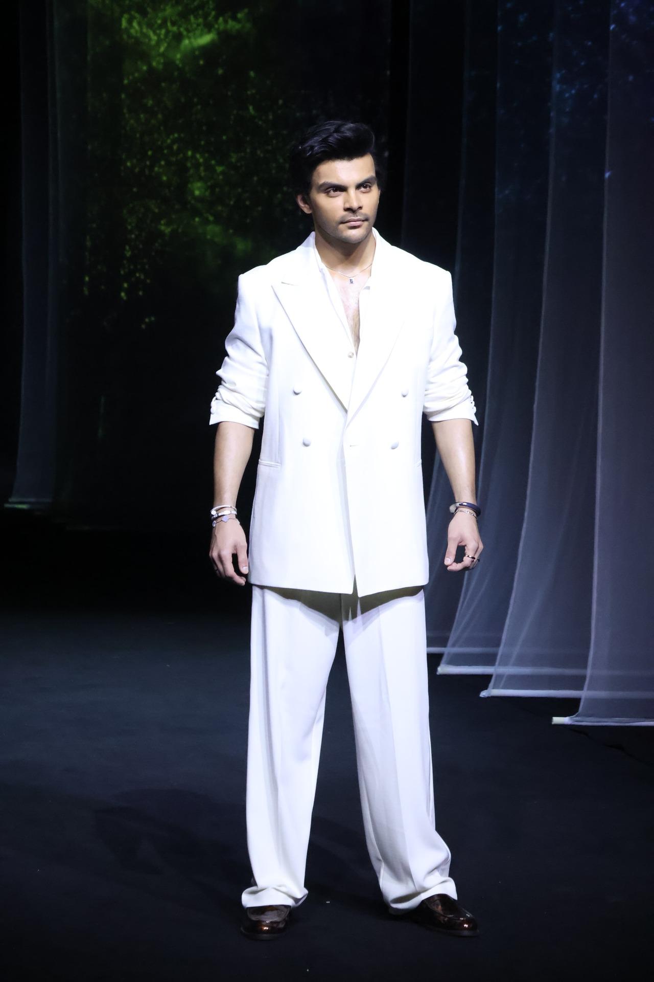 Veer Pahariya was a vision in white as he also sashayed in style on the runway. 