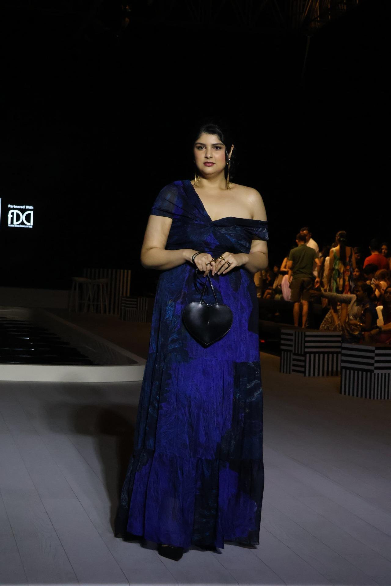 Anshula Kapoor looked beautiful in a blue outfit with a heart-shaped purse. 