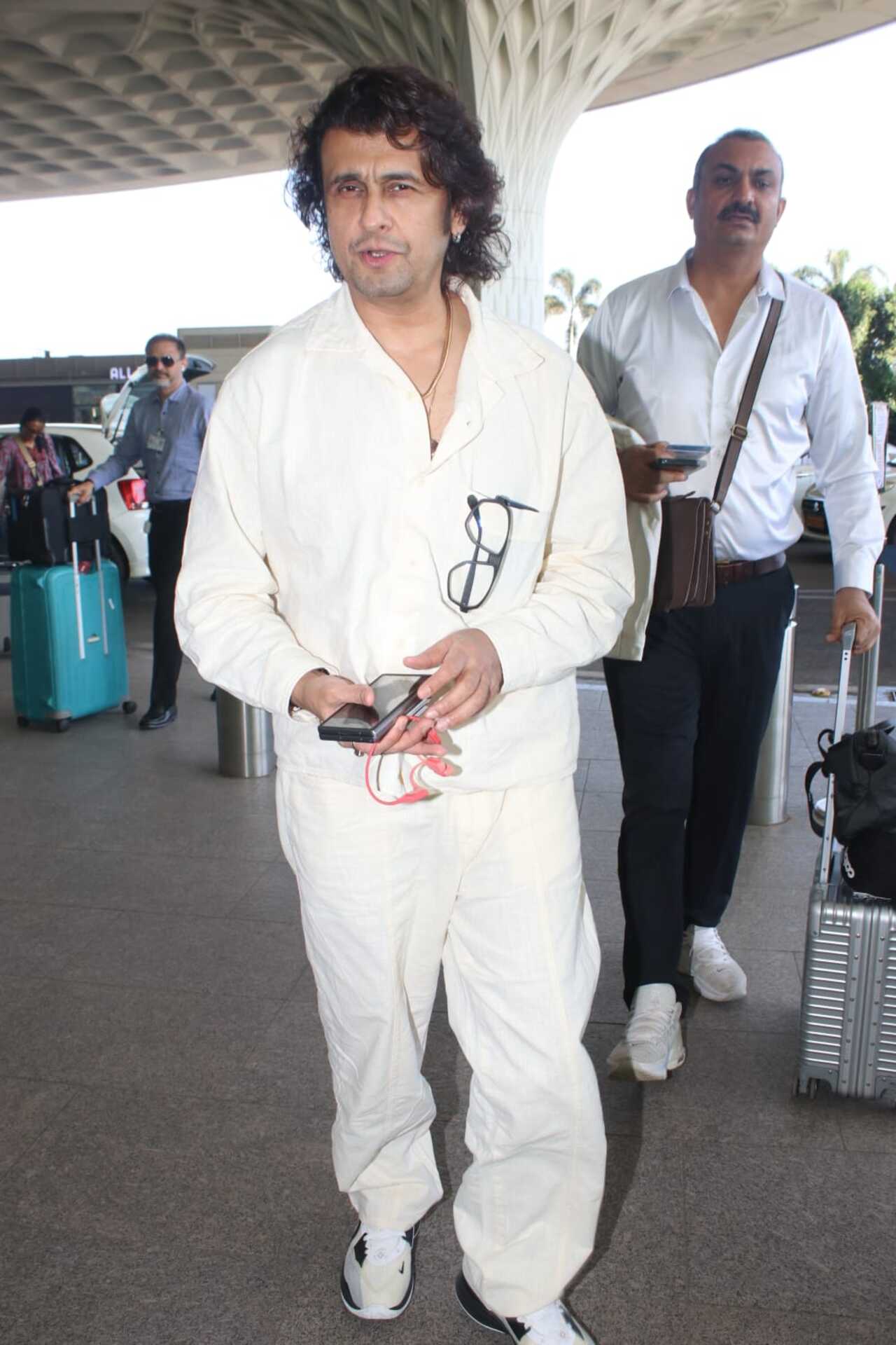 Singer Sonu Nigam opted for an all-white ensemble given the rise in temperatures. 