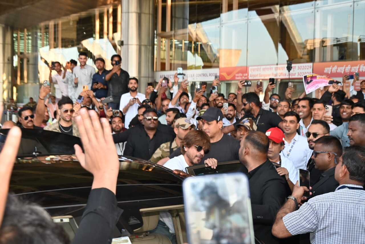 A sea of fans gathered at Jaipur airport to see superstar Shah Rukh Khan