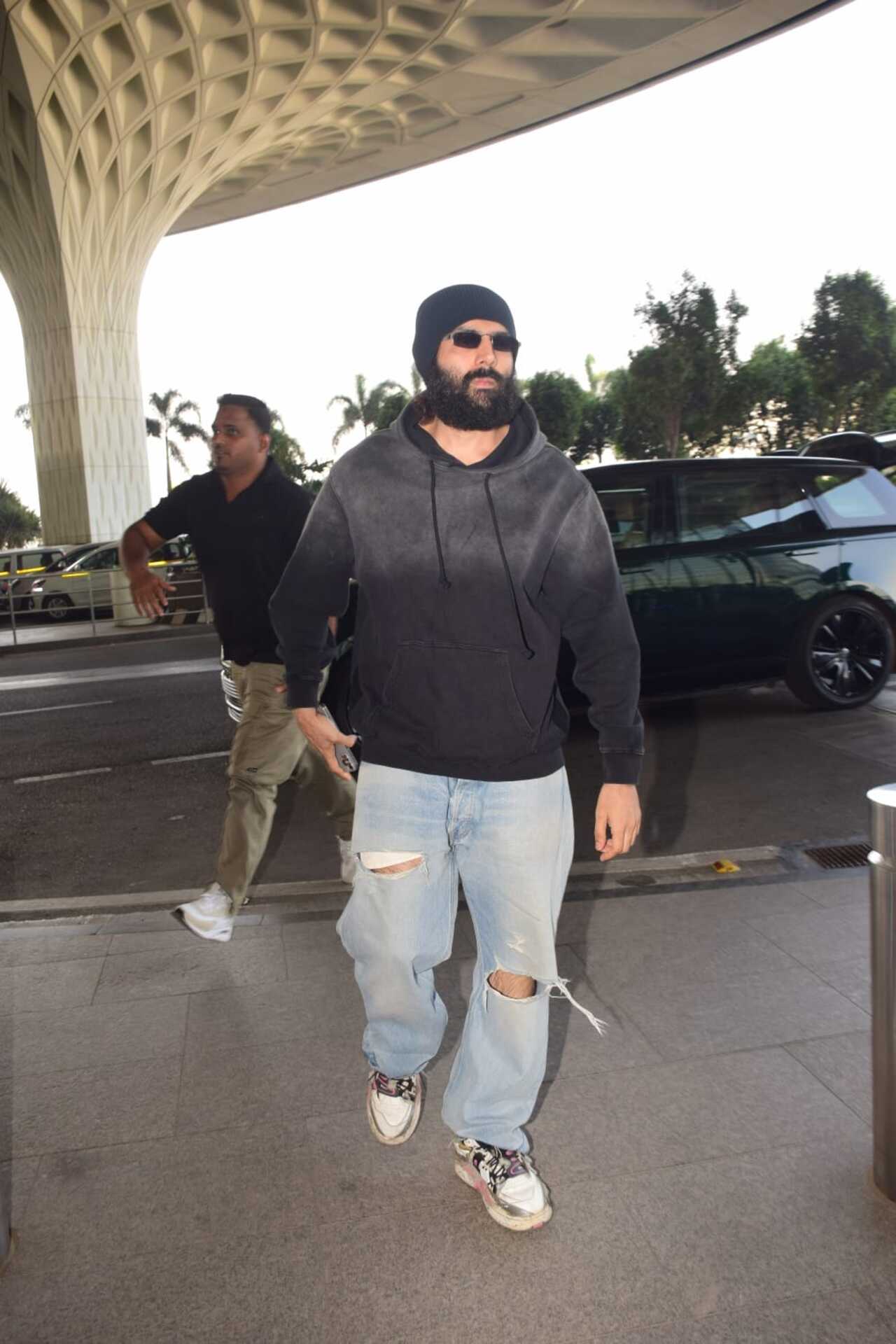Actor Kartik Aaryan was seen in a mysterious look for his flight to Jaipur