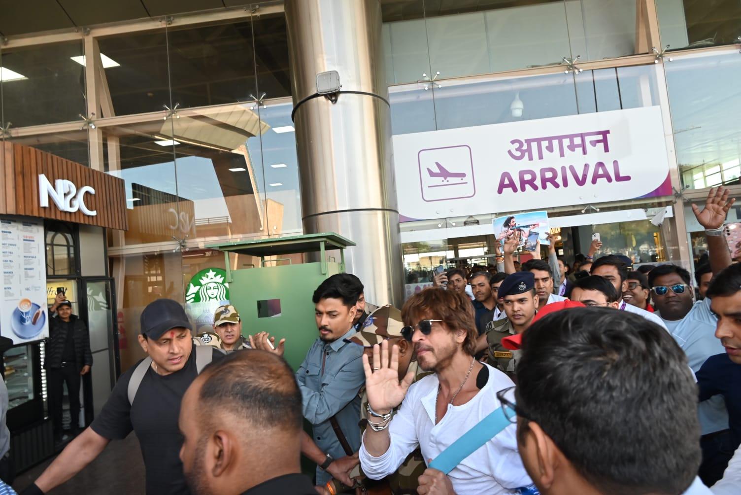Several celebrities are reaching Jaipur ahead of IIFA 2025, and along with others, Shah Rukh Khan has also reached the Pink City and has received a grand welcome