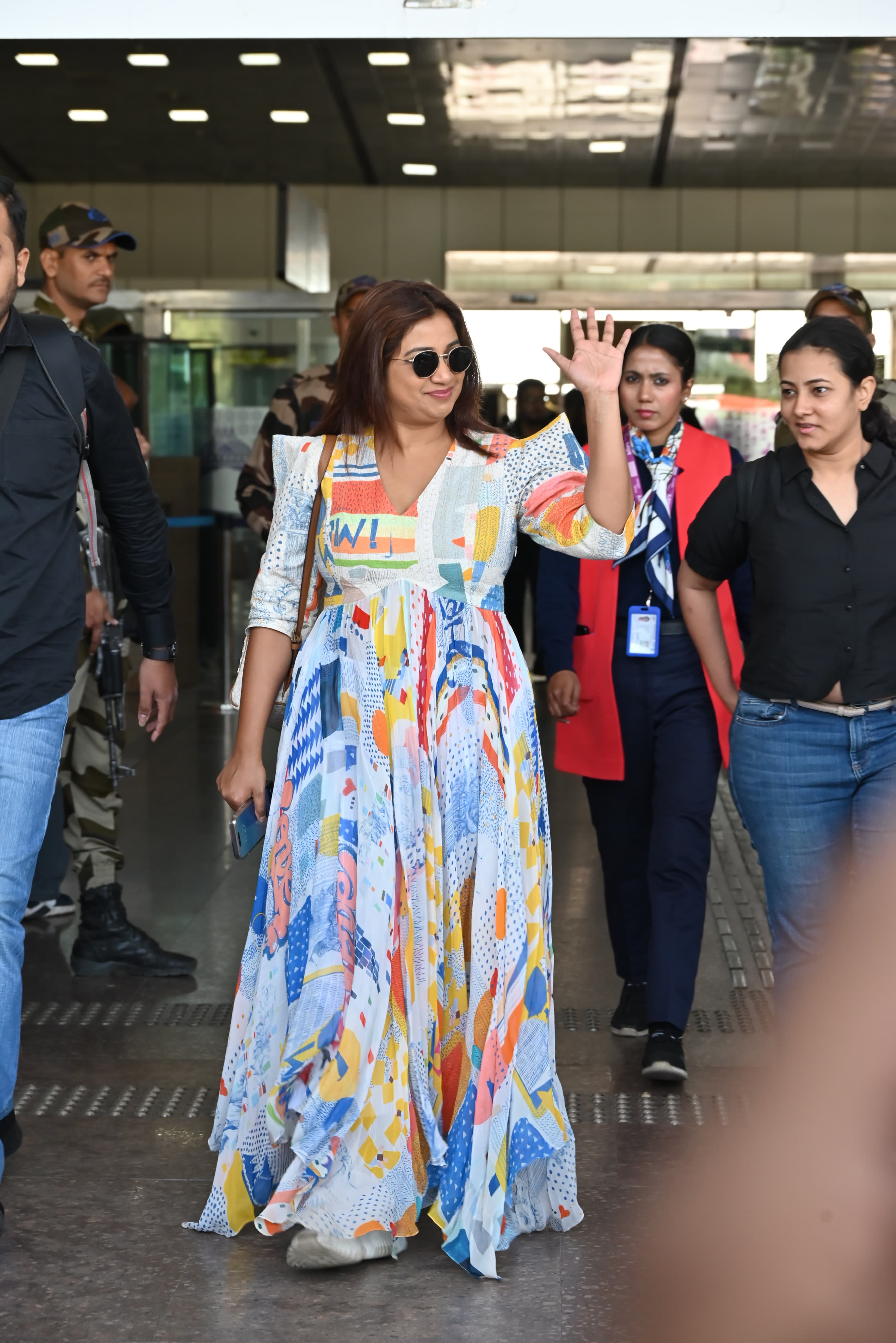 Shreya Ghoshal looked stunning in a multi-colored summer dress as she waved at the cameramen stationed at Jaipur airport.