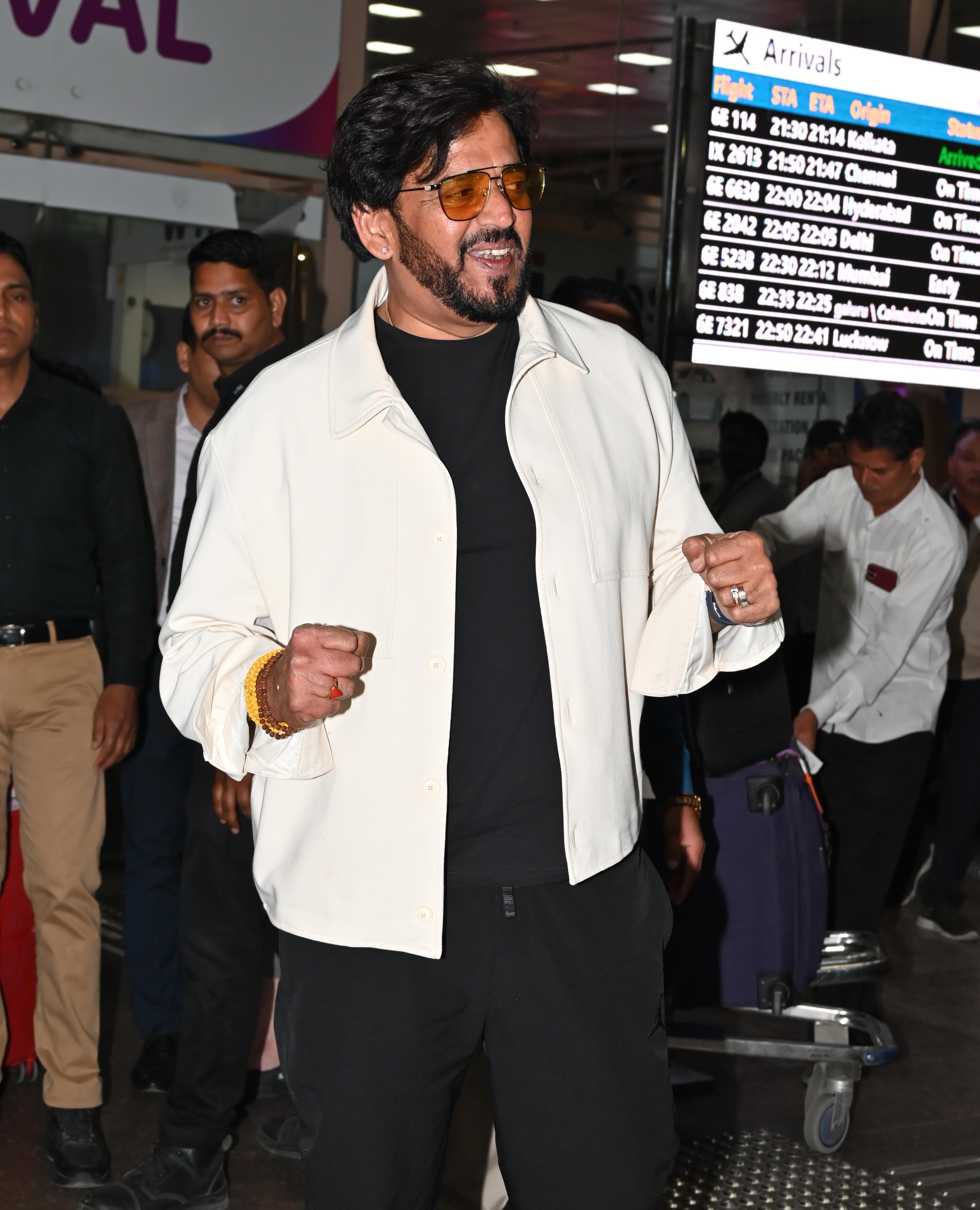Ravi Kishan also reached the Pink City for the grand event.