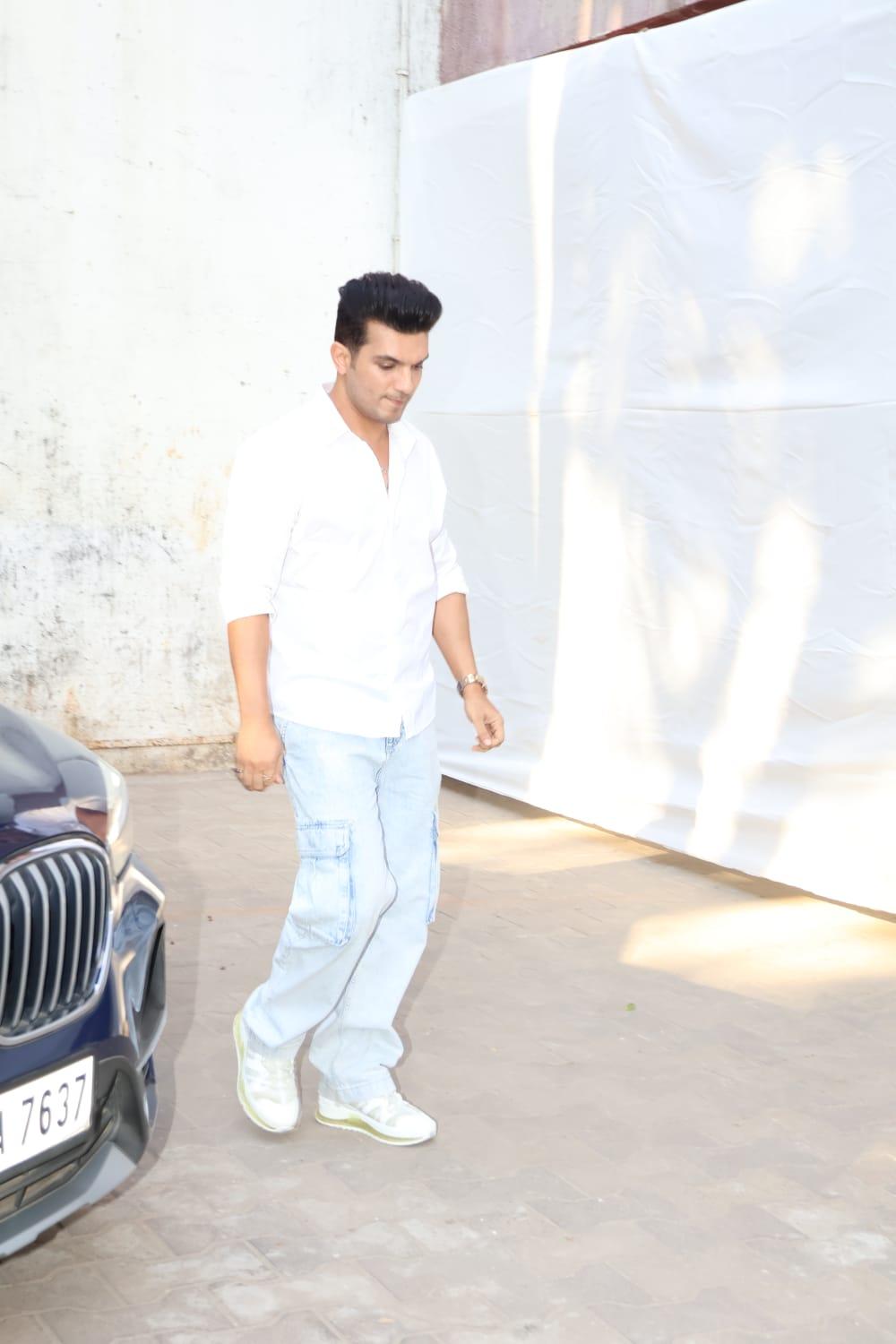 Arjun Bijlani was snapped as he reached to attend the prayer meet of veteran Deb Mukerji