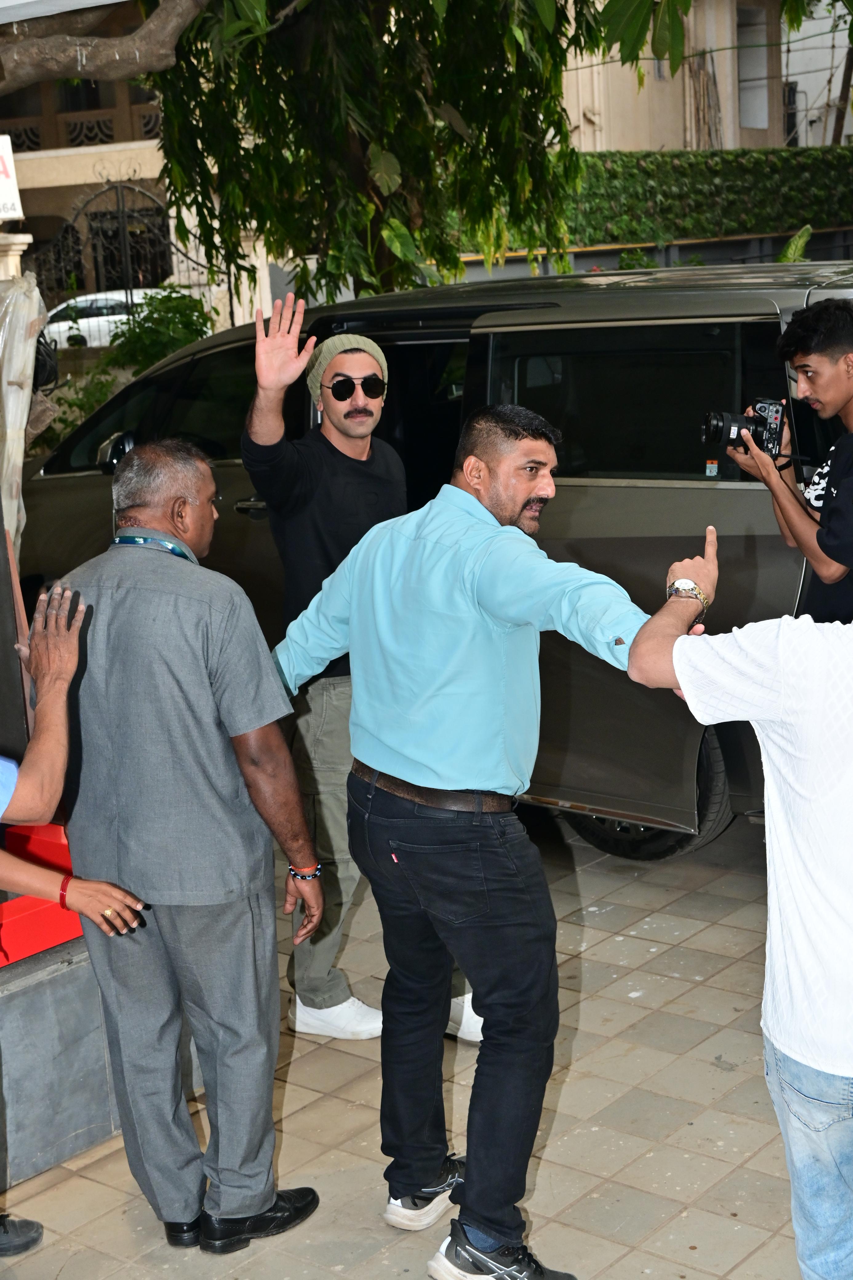 Ranbir Kapoor waved at the paparazzi as he was clicked in Bandra. The actor looked smart in a black T-shirt and green pants