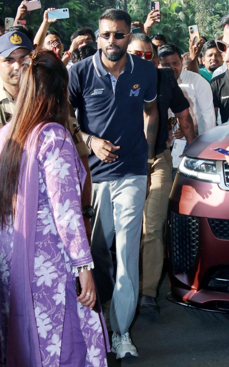 Today, the Mumbai Indians team was snapped at Mumbai airport. Hardik Pandya looked smart in a comfy T-shirt and jeans