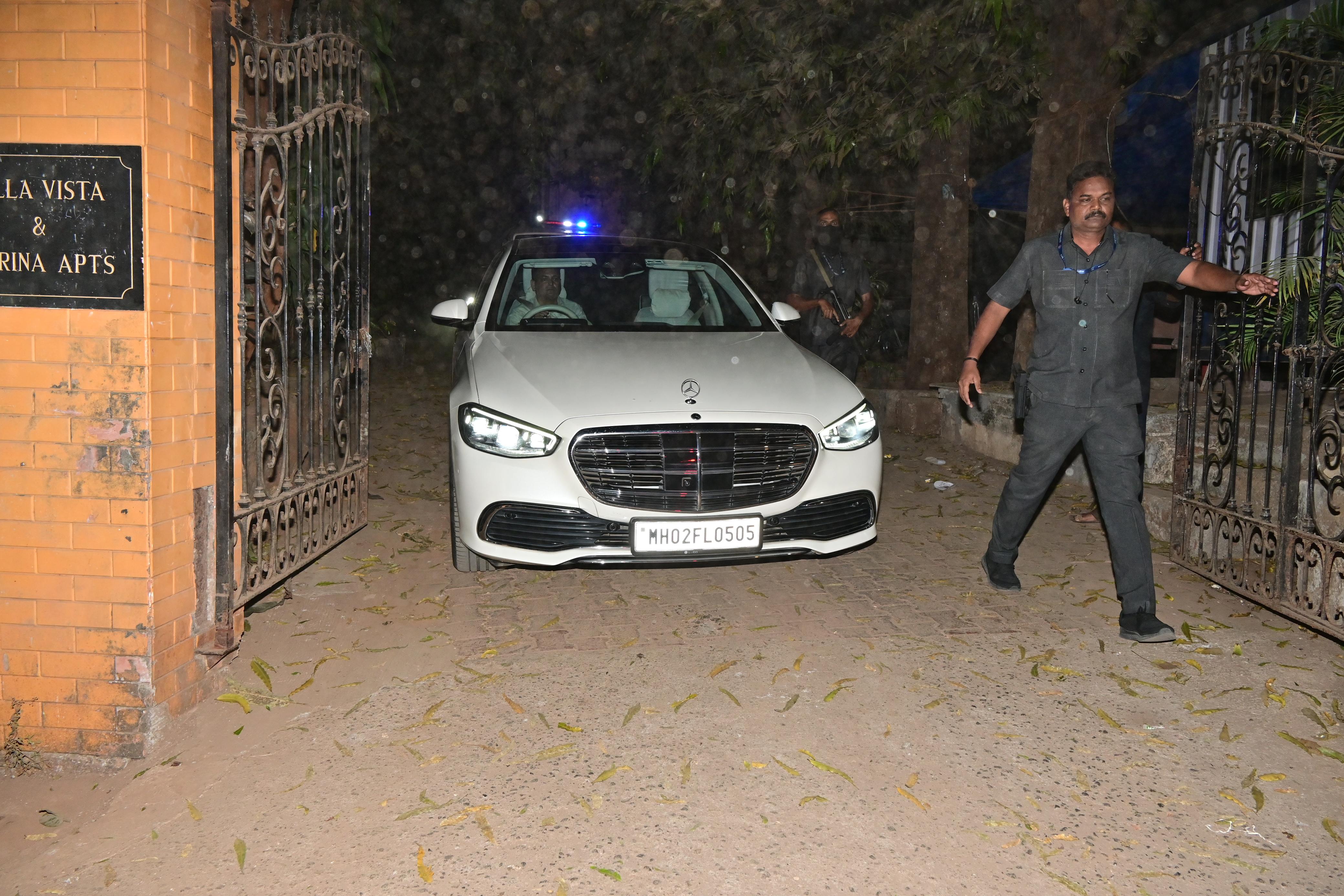 Shah Rukh Khan was spotted arriving at Aamir Khan's residence on Wednesday night