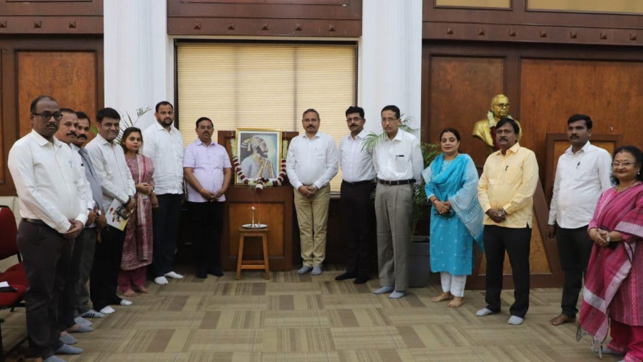 During this event, former Corporator Sanjay Waghule, Additional Commissioner Prashant Rode, Deputy Commissioner Umesh Birari, Deputy Commissioner Minal Palande, Legal Officer Makrand Kale, along with municipal officials, staff, and citizens, were present