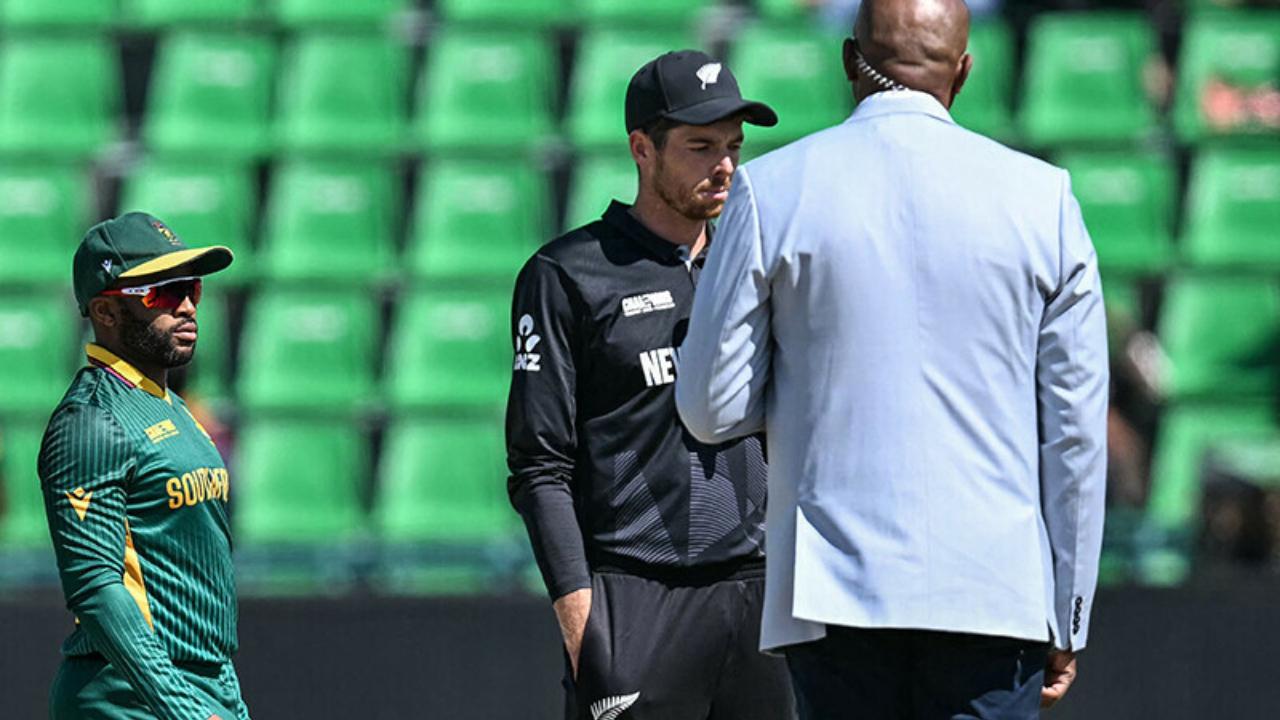 Having won the toss in the Champions Trophy 2025, New Zealand skipper Mitchell Santner elected to bat first against South Africa