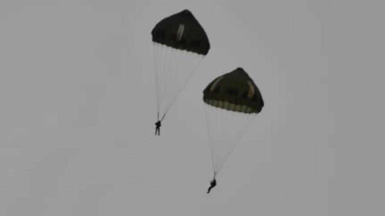 The Exercise Desert Hunt 2025 involved elite Para (Special Forces) from the Indian Army, the Marine Commandos from the Indian Navy along the Garud (Special Forces) from the Indian Air Force, participating together in a simulated combat environment