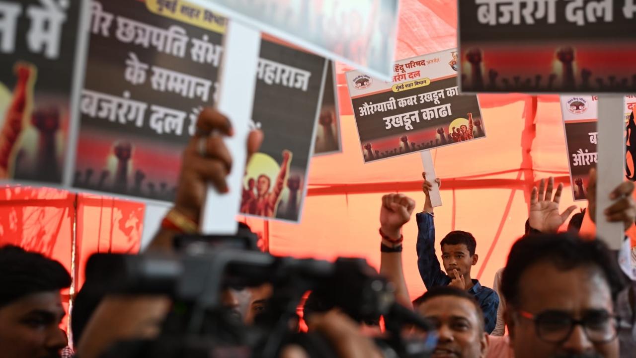 The VHP staged protests at government offices in different parts of Maharashtra and submitted memorandums for the removal of Aurangzeb's grave