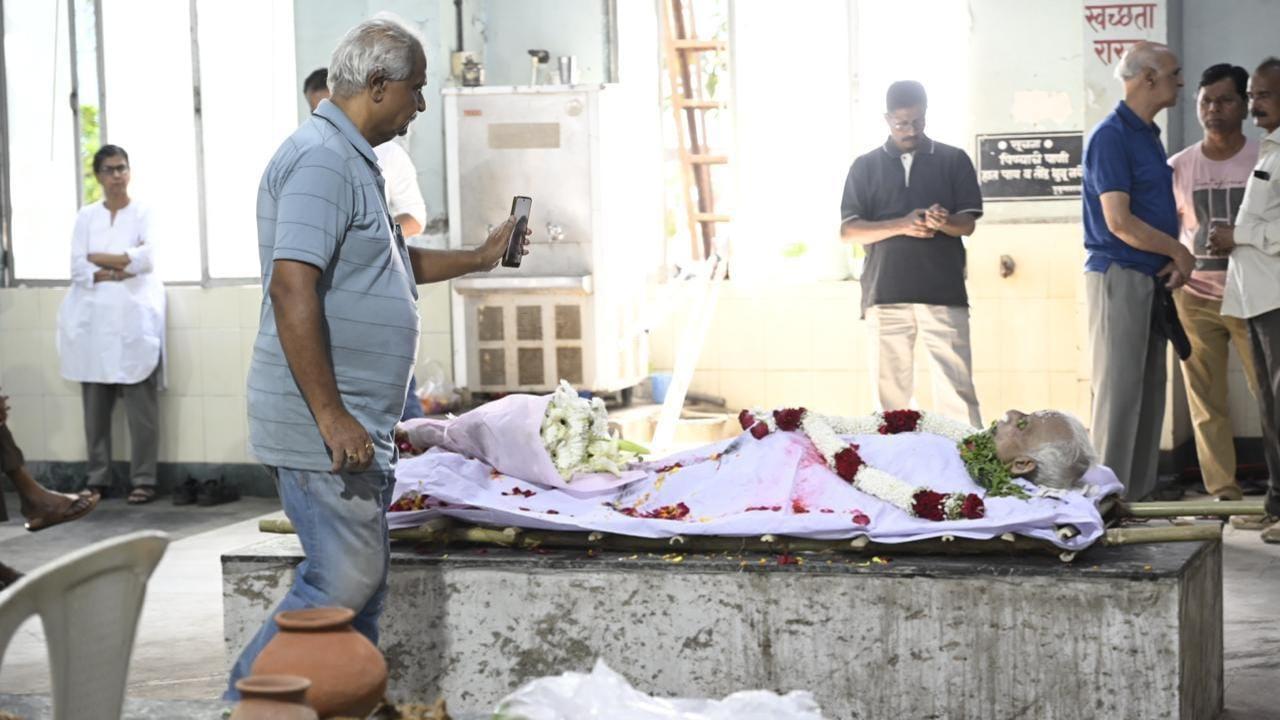 Padmakar Shivalkar's family and friends pay their last respects to the former cricketer