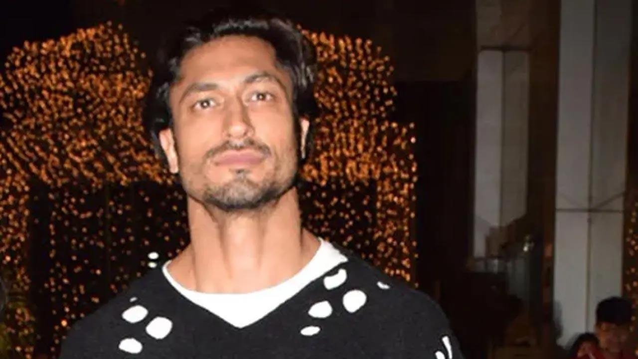 Vidyut Jammwal celebrates Holi 2025 at Shri Dwarkadhish Temple in Mathura