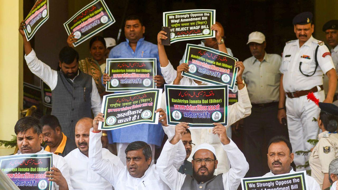 Regarding Uttar Pradesh Chief Minister Yogi Adityanath's statement, in which he claimed that Waqf has never been used for welfare purposes and that its lands are only sold or misused, the protesters countered by saying that if Waqf land is being sold, it is the government which is facilitating these sales