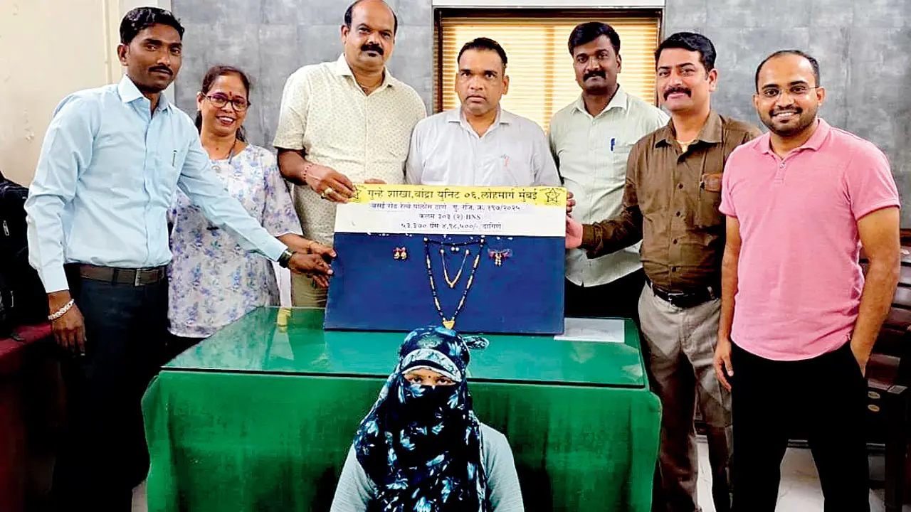 Mumbai: Woman holidays in city, robs train commuters