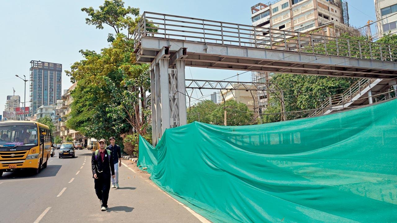 Bridge work delay at Charni Road forces commuters to risk tracks or pay extra