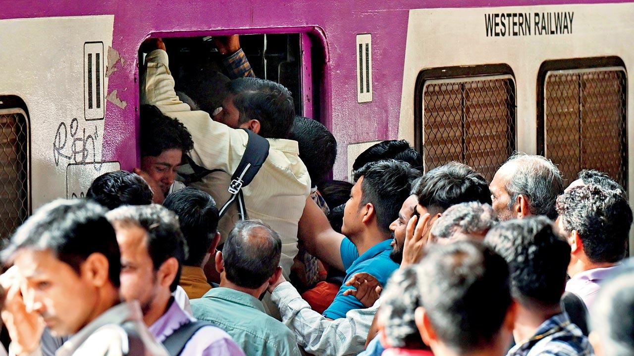 Mumbai: 22-year man injured after falling from moving local train