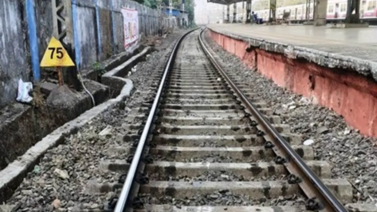 Stone placed on railway tracks between Thane and Kalwa stations; probe launched
