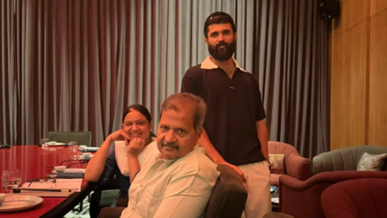 Vijay Deverakonda enjoys cozy dinner outing with family