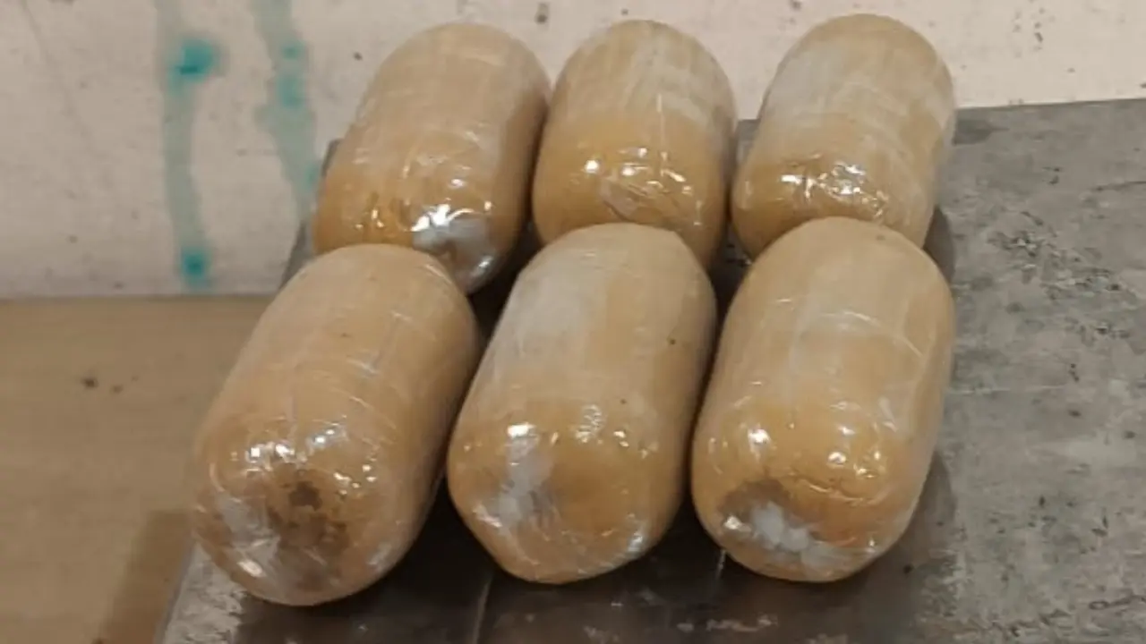 Mumbai Customs seize Rs 5.10 crore worth gold airport; two held