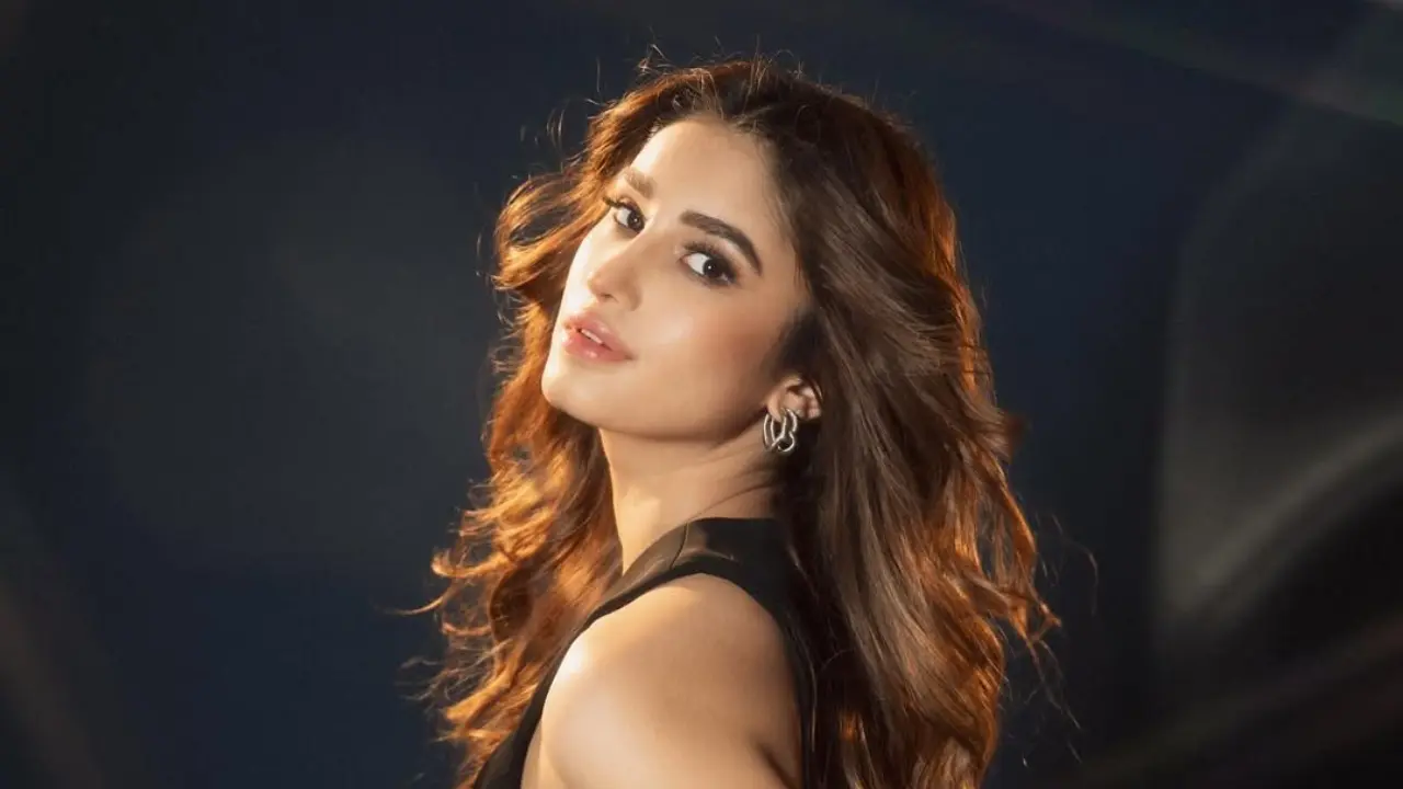 Watch: Rasha Thadani recreates mom Raveena Tandon's song Tip Tip Barsa Paani