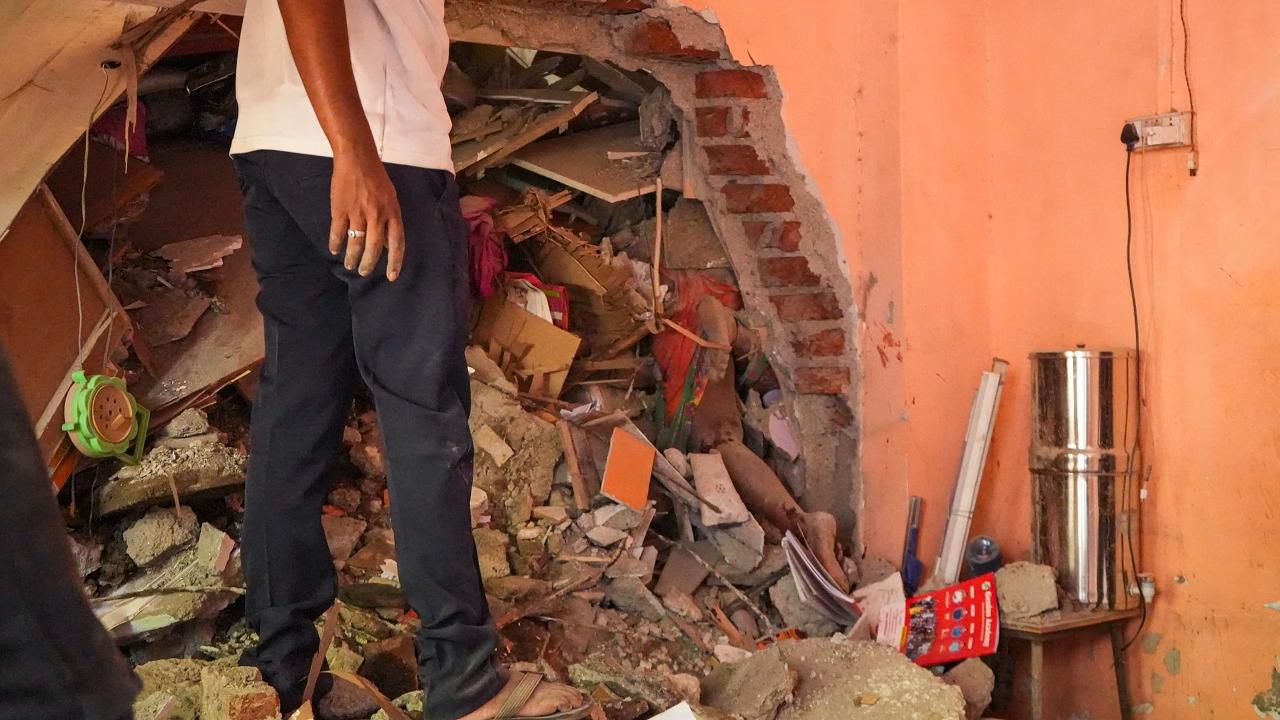 Fadnavis announces Rs 5 lakh aid for Kalyan building collapse victims