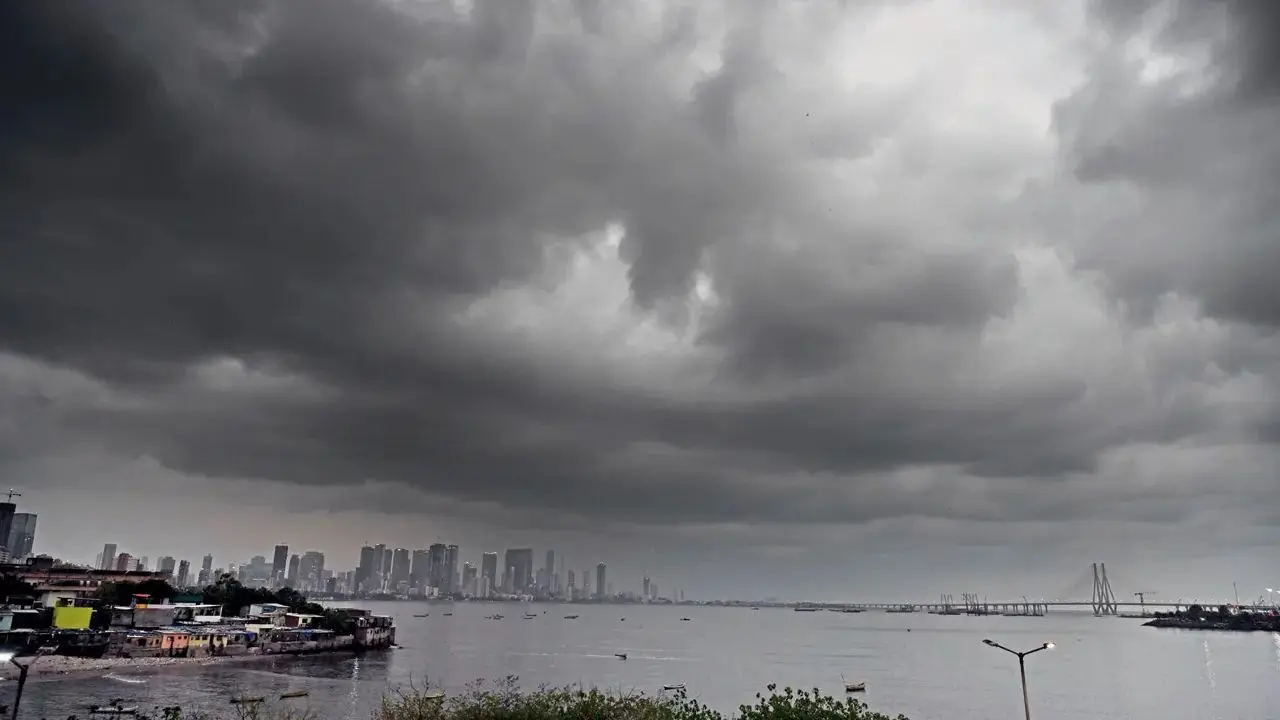 Mumbai records moderate rainfall; western suburbs see highest at 40 mm