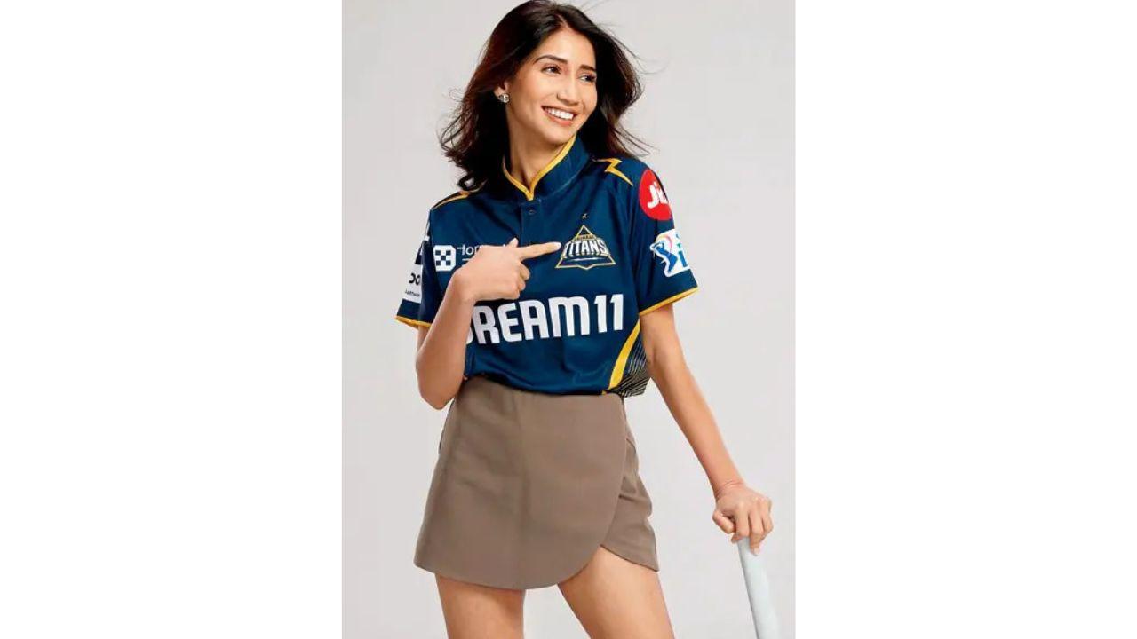 Pair your team’s jersey with a simple skirt (Pic: Instagram/tanvishah91)
Layer smartly
Start with a light base of shorts, a coord set, a skater skirt and baby tee, flowing floor-length skirts, skorts or knee-length jean shorts (jorts). Natural fibres such as cotton and linen are your safest bet in the searing heat