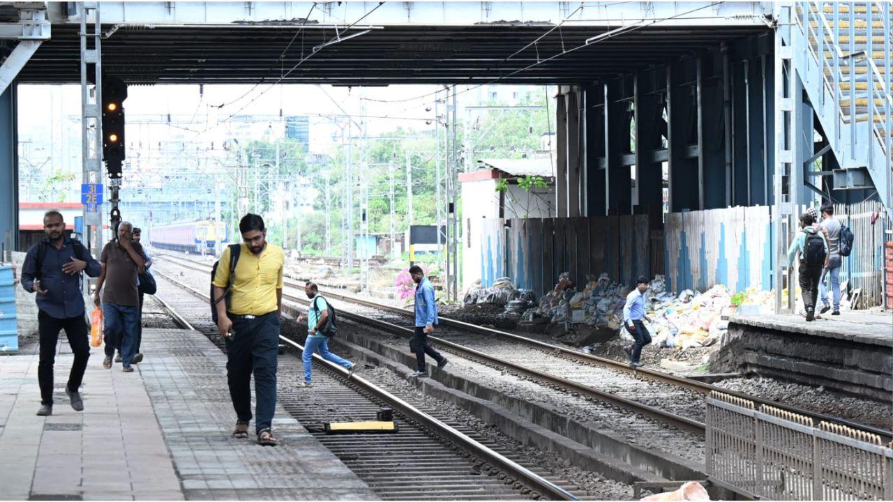 The stairway closure at Kandivali station resulted in commuters crossing the railway line