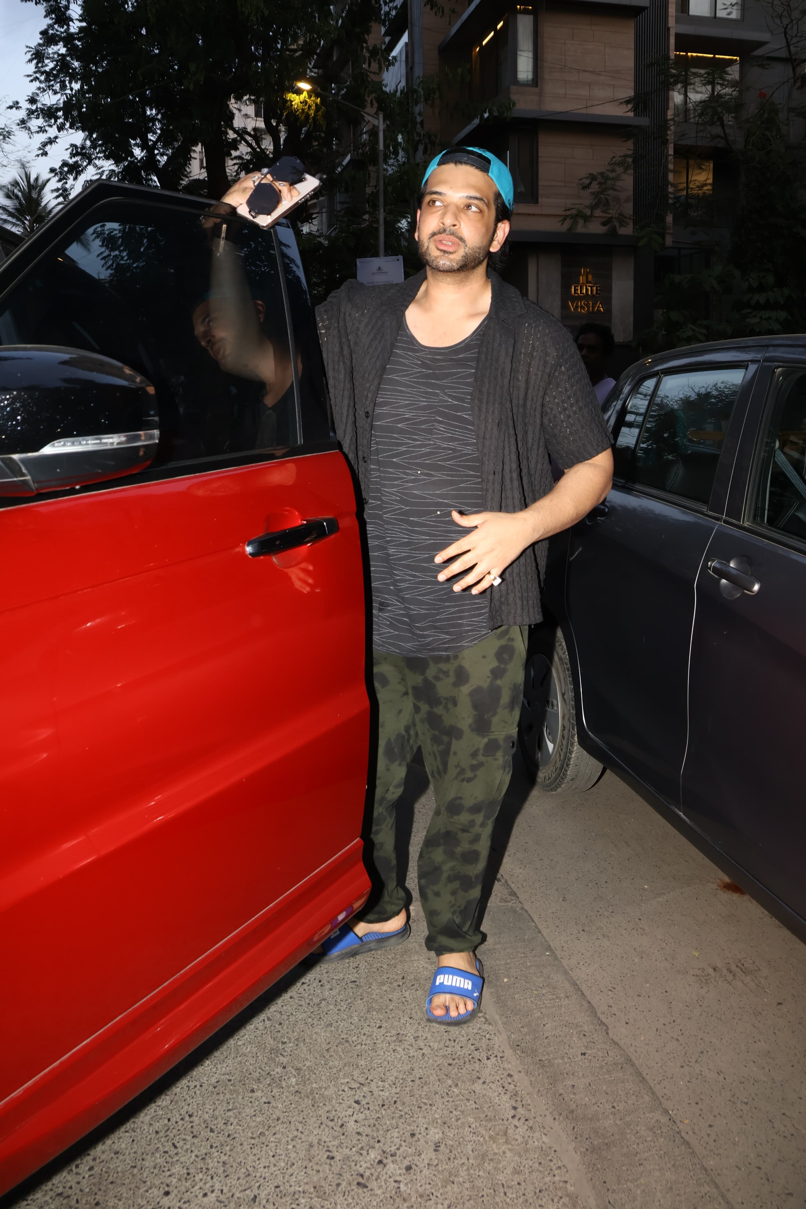 Karan Kundrra looked smart as he was snapped in Mumbai's Bandra. The actor interacted with the paparazzi as he was clicked in the city while out and about