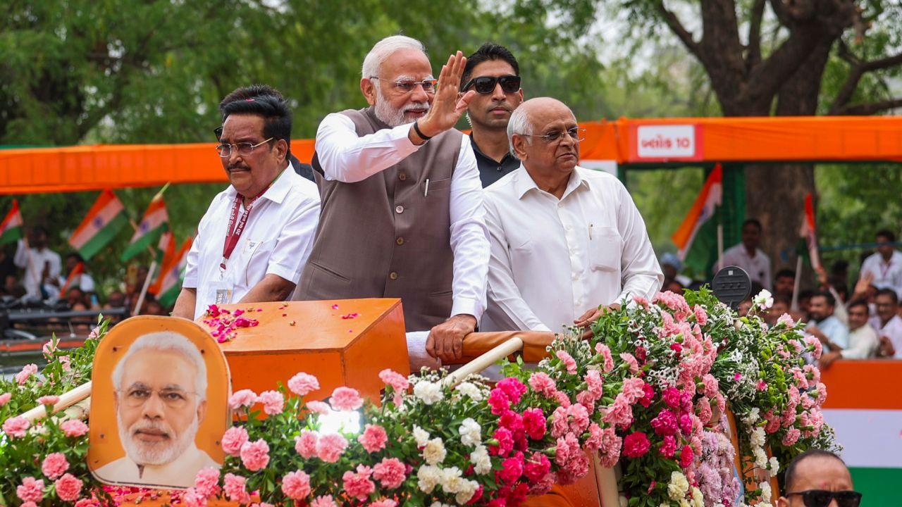 PM Modi's roadshow started at the Raj Bhavan in Gandhinagar and will end at Mahatma Mandir