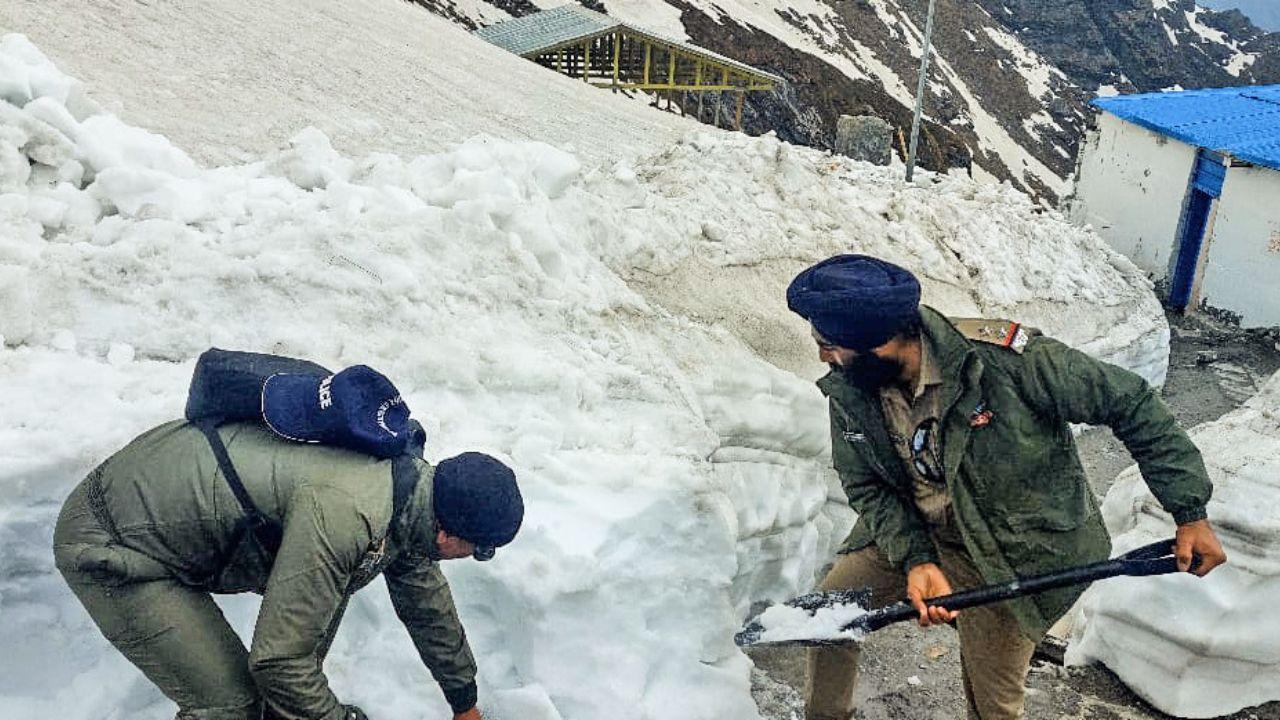 Before the opening of the gates, Chamoli Police intensified preparations, conducted a field inspection of the walking route, and took stock of the security arrangements.