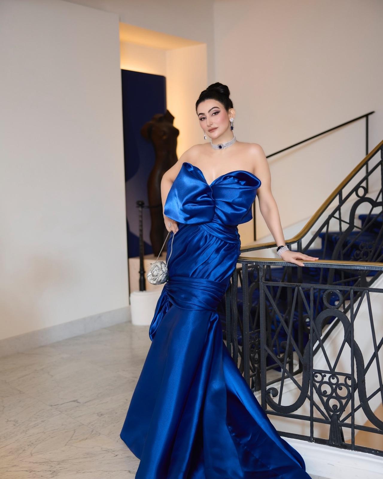 The midnight blue elegance and Chopard diamonds, drawn from her personal wardrobe, sparkled with celestial charm. Shalini wore a deep midnight blue strapless gown adorned with a dramatic ribbon on the chest, which seamlessly flowed into the floor-length skirt—radiating a royal, demure, yet powerful presence