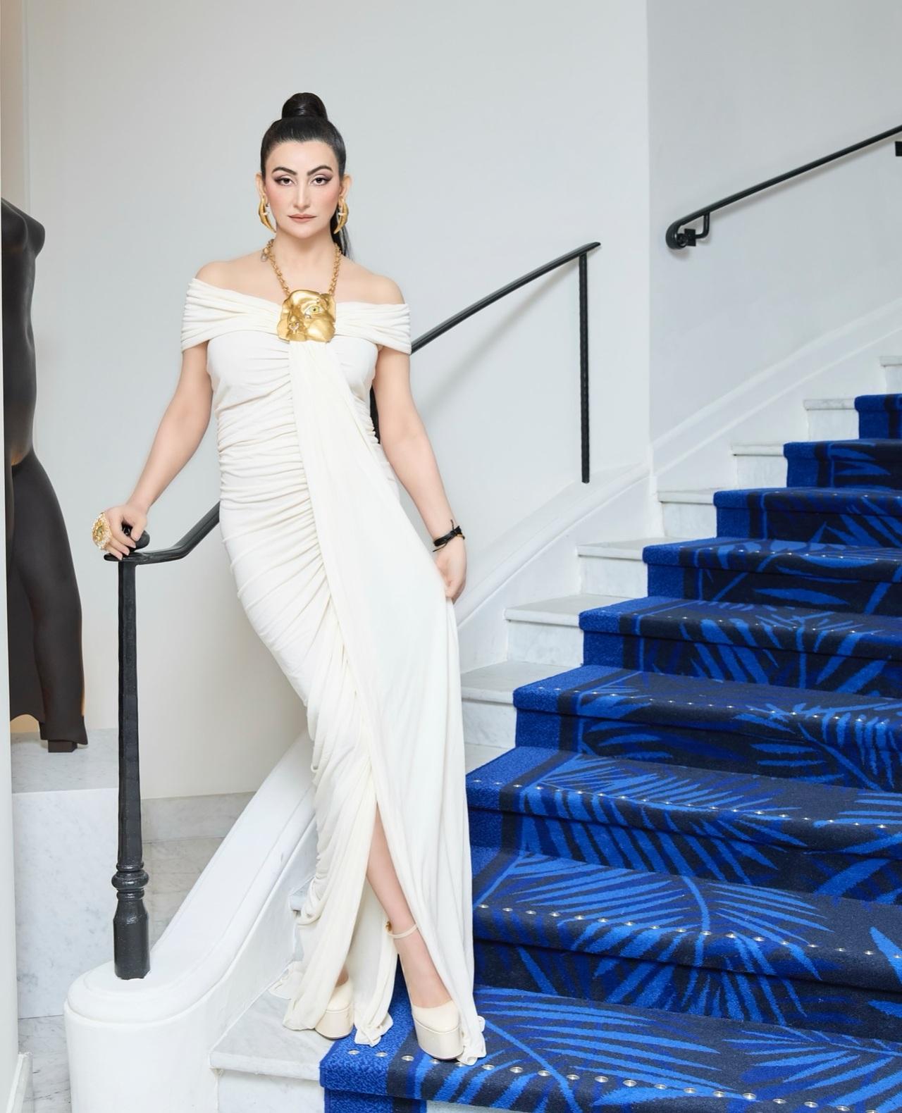 She elevated the look with a sculptural Schiaparelli neckpiece and tastefully paired gold-and-black-lined jewellery, letting the gown’s bold silhouette command attention