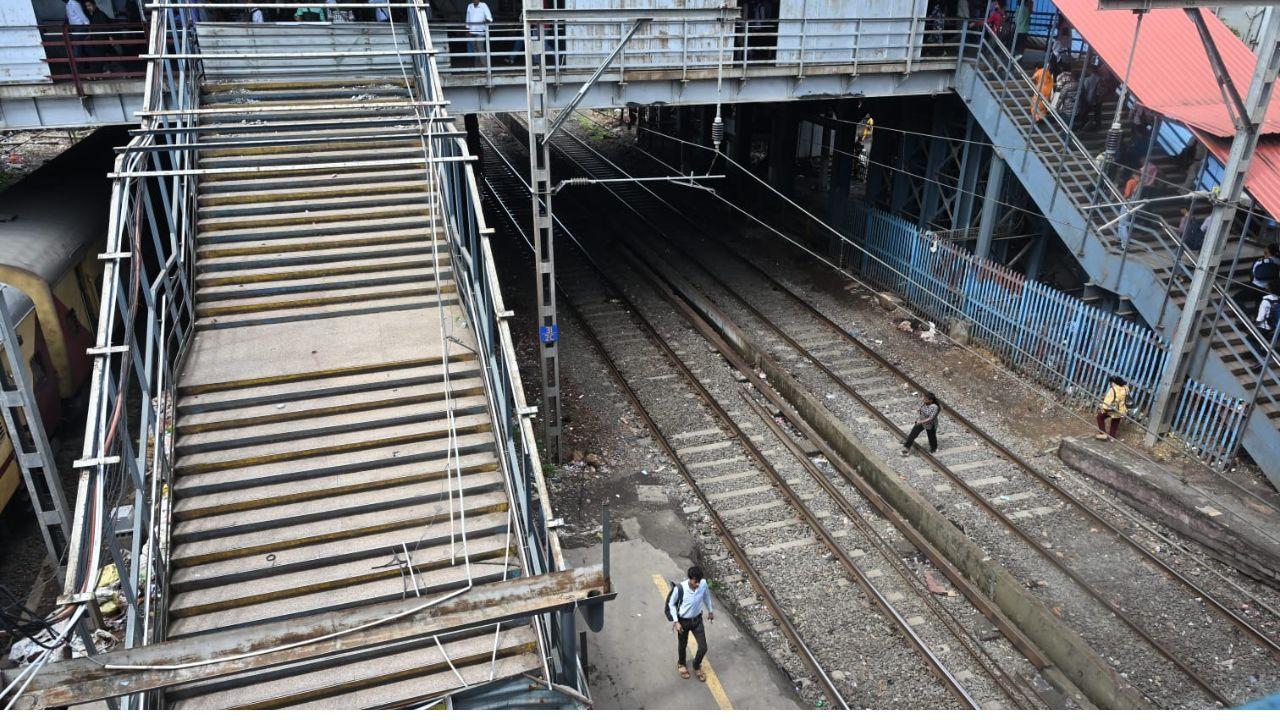 Southern steps at the Kandivali station have been closed due to building work on the footbridge
