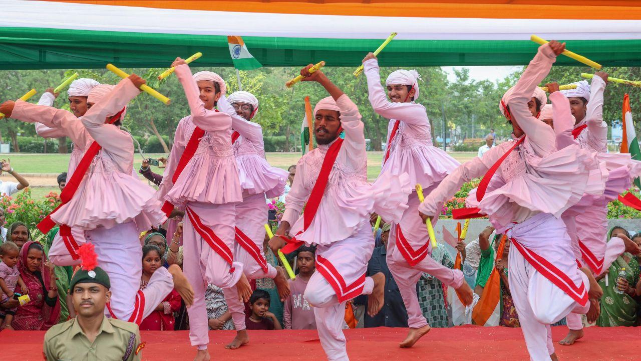 Artists performed the Gujarati folk dance garba to welcome the Prime Minister in a very unique yet interesting manner