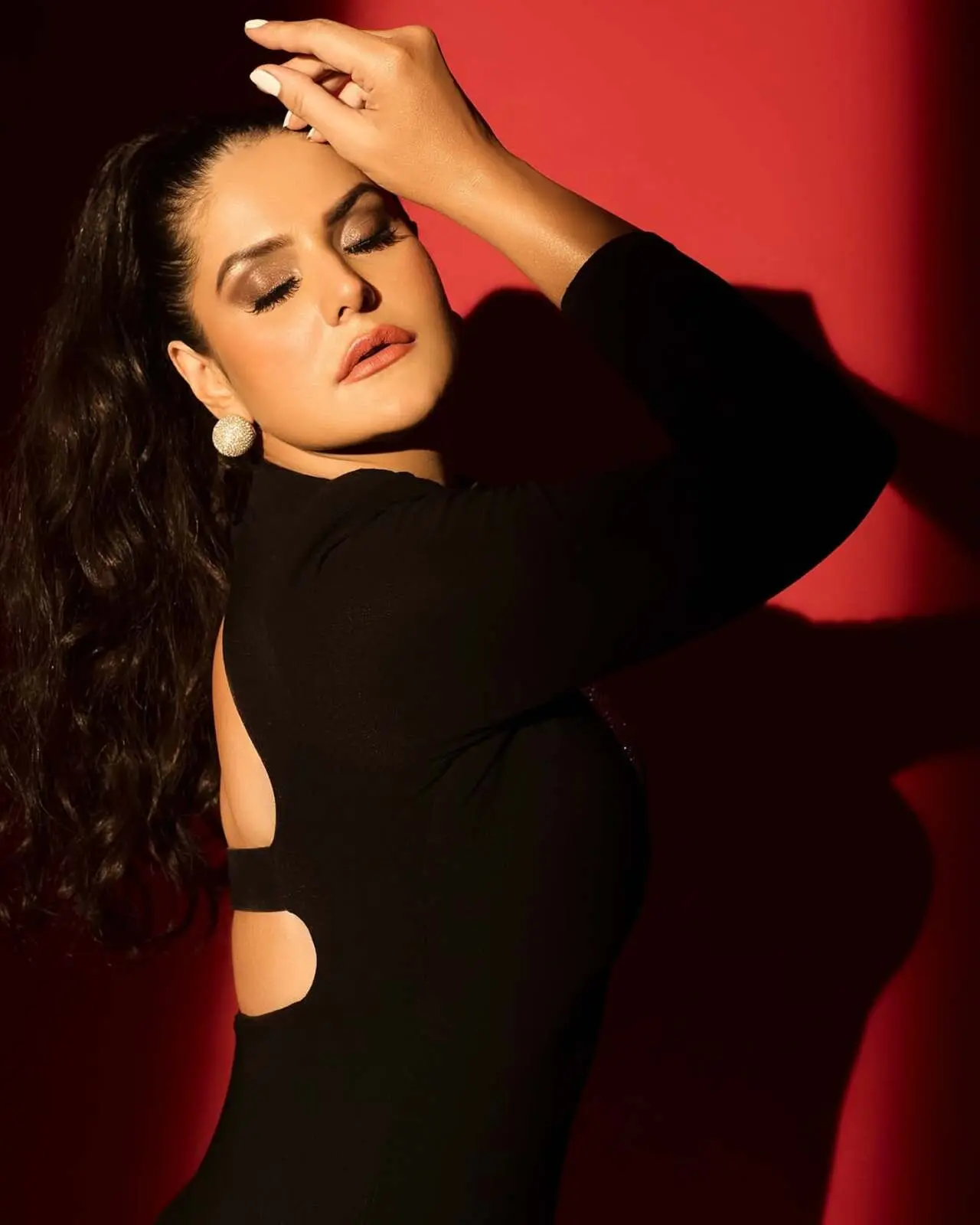 The actress tied her hair up in a high ponytail and put on minimal yet stunning makeup with a little tint on her cheeks, nude lips, and smokey eyes. She accessorized her appearance with big studs