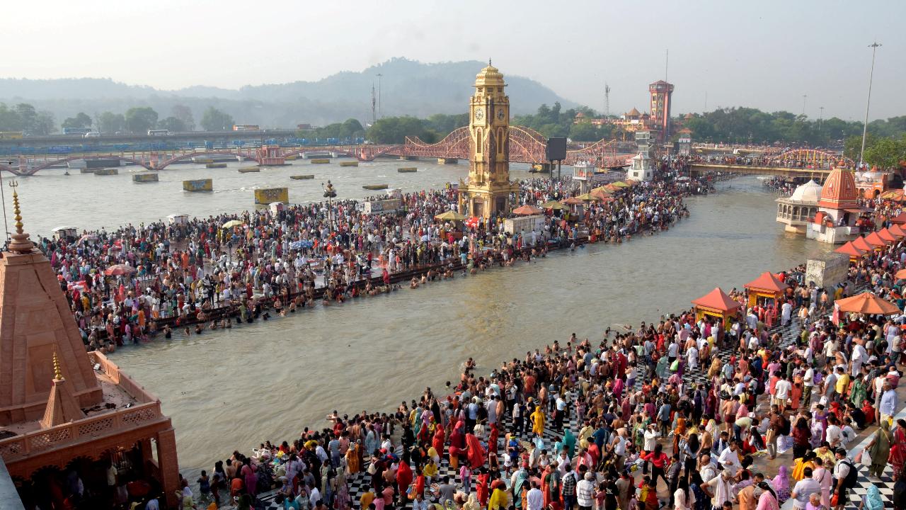 Haridwar, Uttarakhand
Devotees also gathered at Har ki Pauri ghat in Uttarakhand's Haridwar to take a holy dip in river Ganga on the occasion of Buddha Purnima