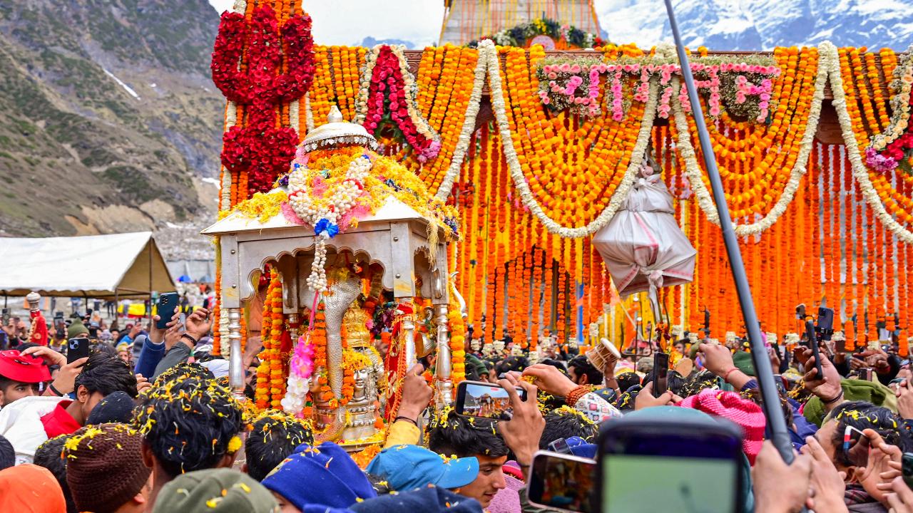 The Panchmukhi idol of Lord Kedarnath reached the temple on Thursday, May 1