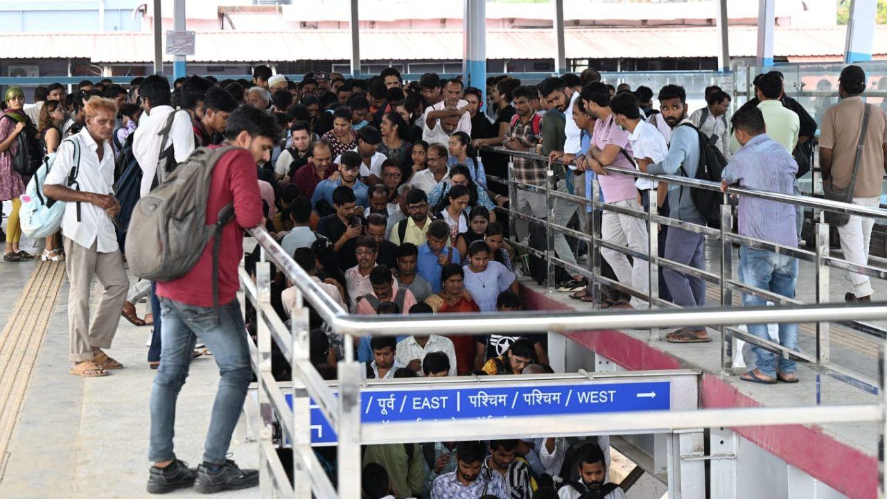 The reason why commuters were seen crossing the railway tracks at Kandivali station was because of the heavy congestion at the recently constructed foot-over bridge