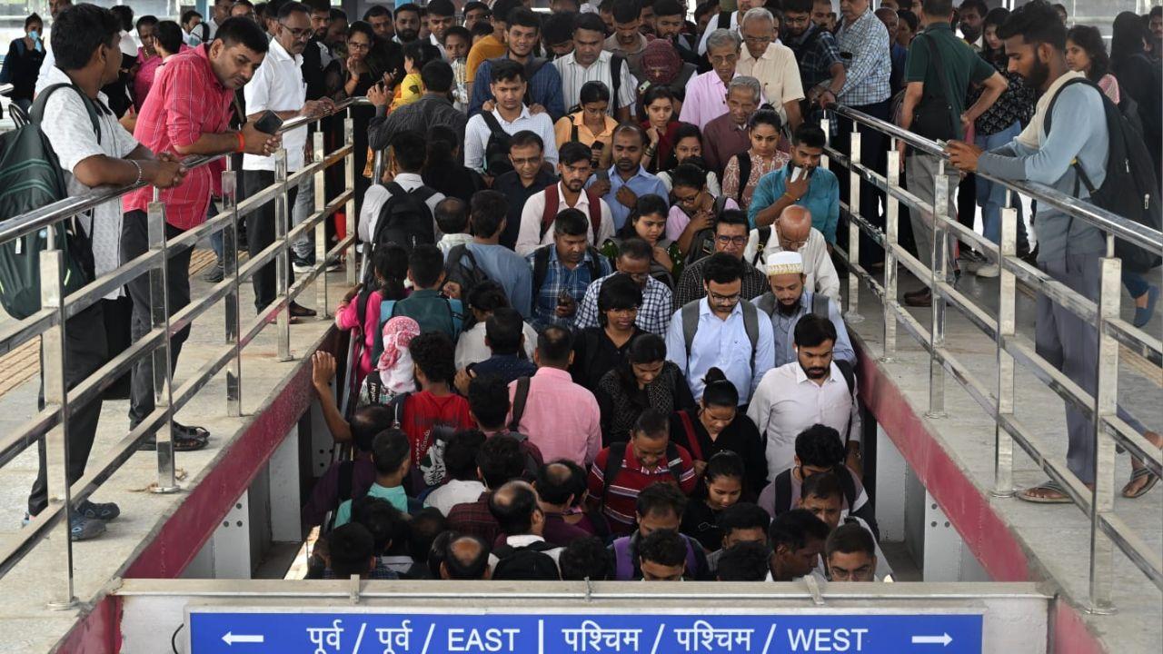 Heavy congestion on the stairs of the newly constructed bridge almost created a stampede-like situation, causing inconvenience for passengers at Kandivali station