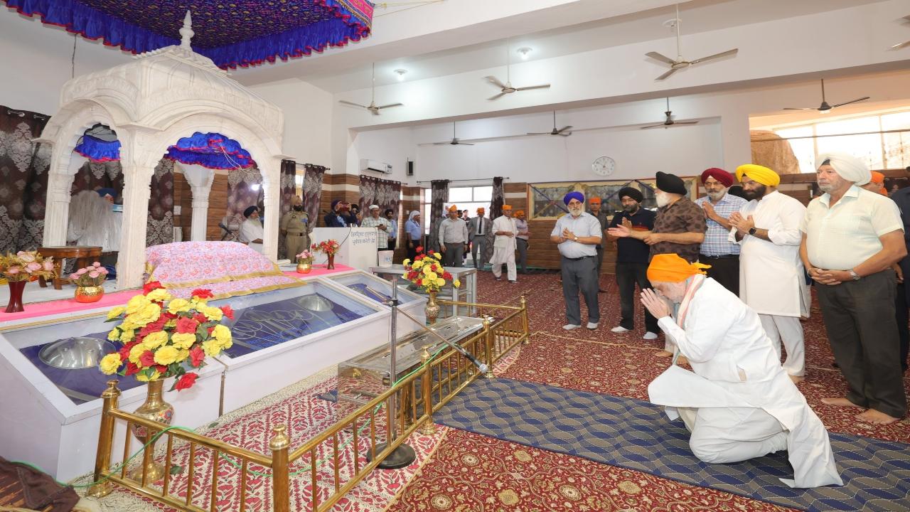 Amit Shah visits Poonch, offers prayers at Gurdwara damaged during Pak shelling