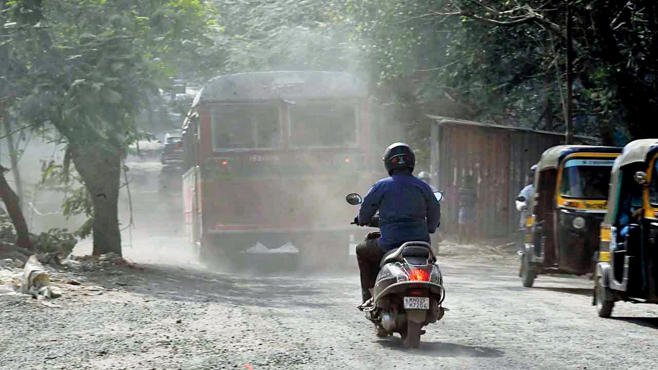 The rising dust particles from debris, construction and traffic has led to a rise in respiratory illnesses across the city (Pic: Ashish Raje)
For 29-year-old Radhika Bhatia, the solution lies in self-care and adapting. She chooses to limit where and when she commutes in the city. “I always protect myself by wearing a mask. My choice of commute will be through my car, or a cab,” she shares