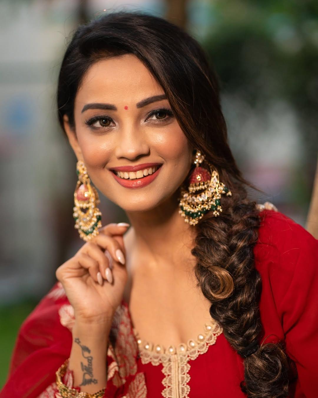 Have a friend’s wedding and want to look your best in a stunning traditional outfit? Worry not—we’ve got you covered. You can never go wrong with a red suit set, and Adaa proves it right